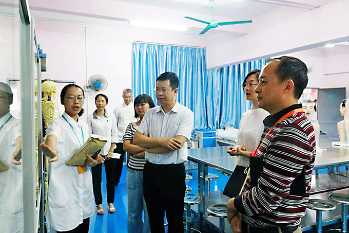 颜主任和刘护士长对我校的护理实训室进行参观指导