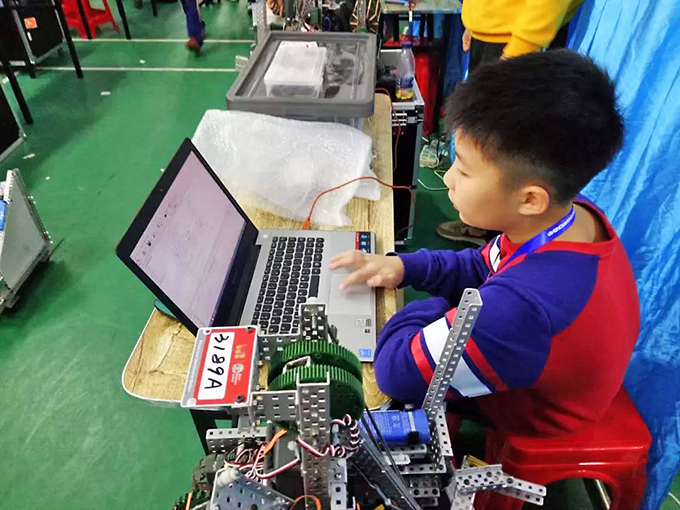 自贡衡中机器人团队参赛选手王健坤